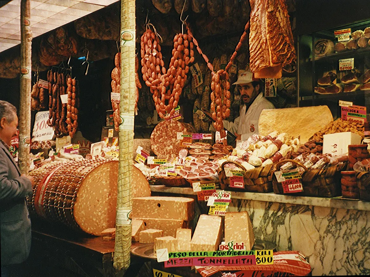 Traditionele Italiaanse delicatessentoonbank met kazen en vleeswaren in Florence
