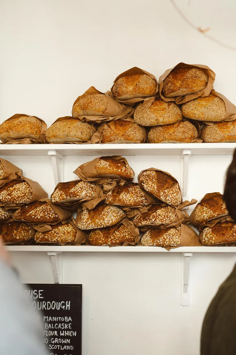 Verse zuurdesembroden gestapeld in een ambachtelijke bakkerij