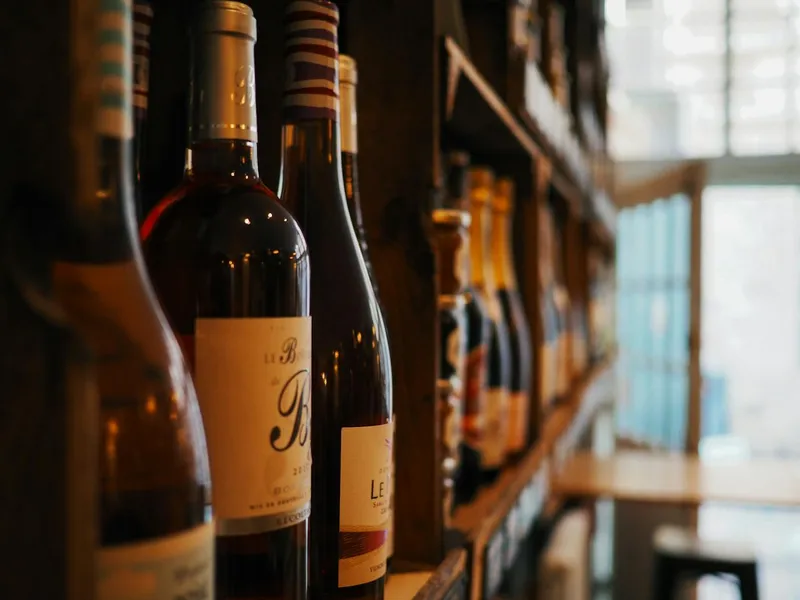 Wijnflessen op planken in een gezellige bar