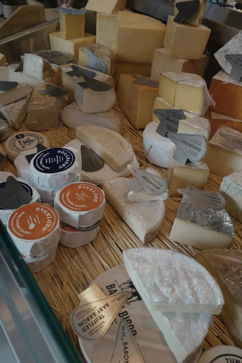 Verscheidenheid aan ambachtelijke kazen op een rustieke houten plank