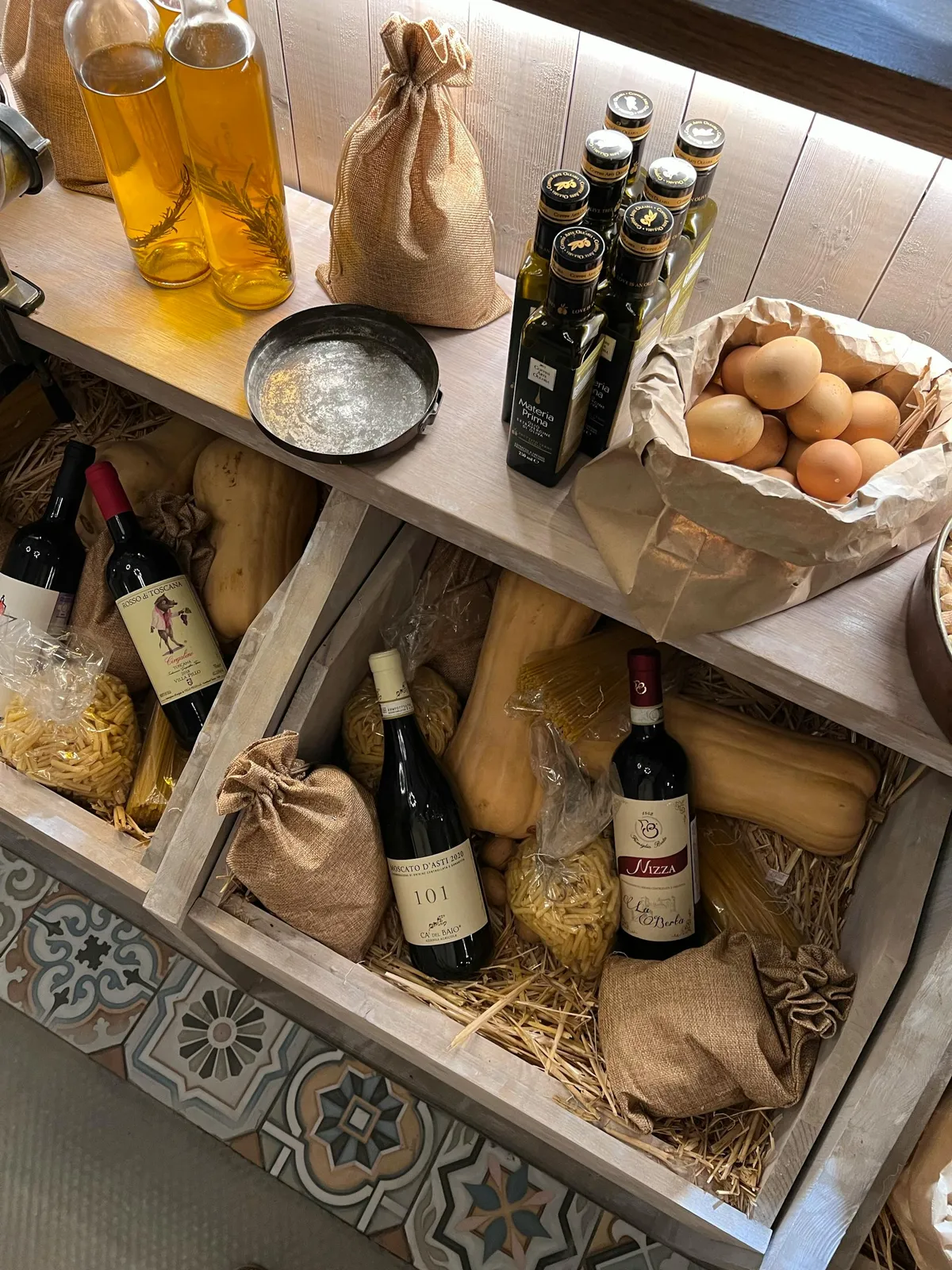 Interieur van een Europese versmarkt met houten schappen, wijn, olijfolie en pasta in warm licht